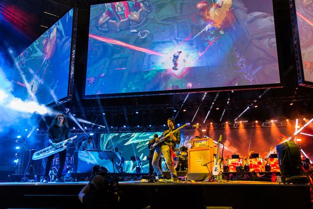 haoye Qianjue 完美发挥，Xiaodongbei Neeko 融化了 Puff + heart，皇家蓝队赢得了第一场比赛